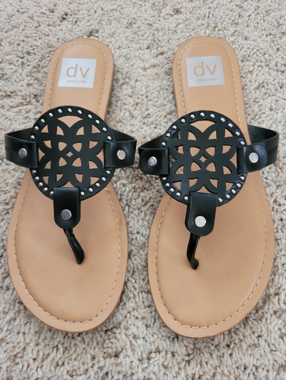 DV Detailed Black Cutout Medallion Thong Sandals Excellent Condition 7 1/2